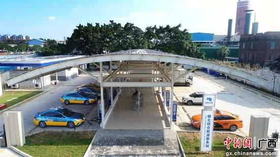 2019年,柳州供电局建成广西首批集“光储充”一体的智能综合能源处事站。 南边电网广西柳州供电局55年超过成长:从星星灯火 到霓虹满城