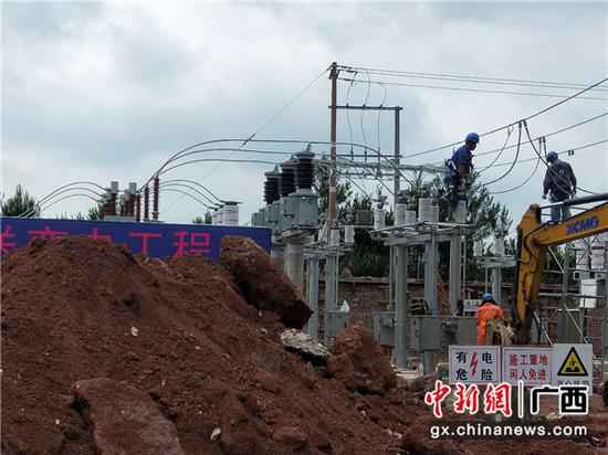 图为施工现场。 农钰锋 摄 崇左凭祥供电局全力冲刺抵边村寨工程建树