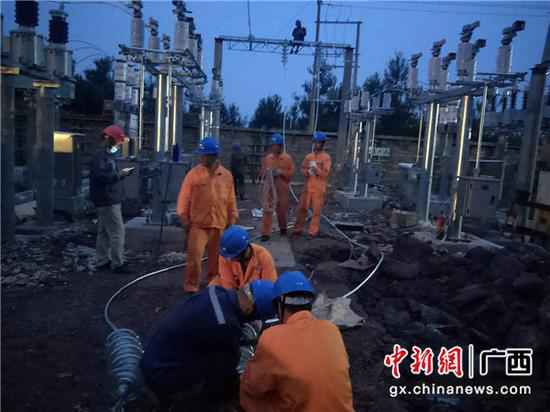 图为施工现场。 农钰锋 摄 崇左凭祥供电局全力冲刺抵边村寨工程建树