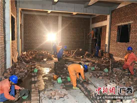 图为施工现场。 农钰锋 摄 崇左凭祥供电局全力冲刺抵边村寨工程建树