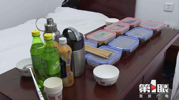 一桌用便当盒构成的团年饭背后，是为了让更多人回家……