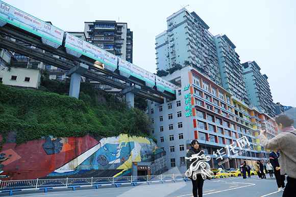 视频|轨道交通李子坝站穿“彩衣” 文旅处事中心估量春节投用