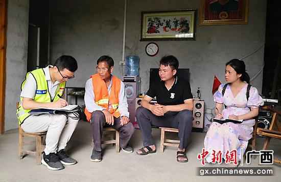 图为杨俊兴在事情中。李干金 摄 杨俊兴:从查看官到“第一书记”的脚色转换