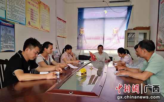 图为杨俊兴在事情中。李干金 摄 杨俊兴:从查看官到“第一书记”的脚色转换