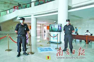 亮康健码、丈量体温、双手消毒、佩带口罩……因疫制宜的集会会议新风