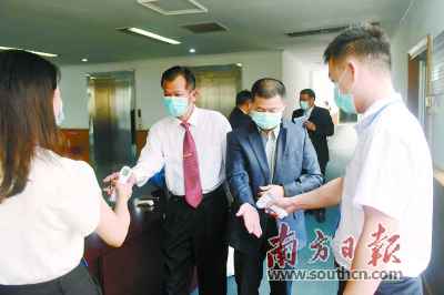 亮康健码、丈量体温、双手消毒、佩带口罩……因疫制宜的集会会议新风