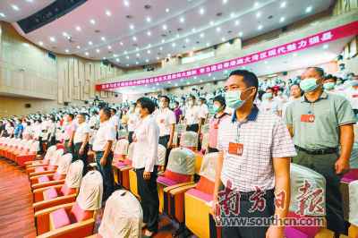 亮康健码、丈量体温、双手消毒、佩带口罩……因疫制宜的集会会议新风