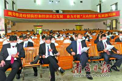 亮康健码、丈量体温、双手消毒、佩带口罩……因疫制宜的集会会议新风