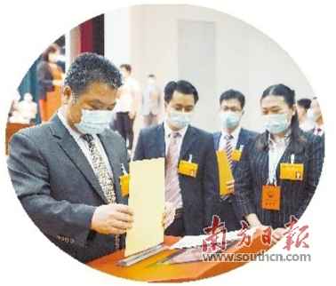 亮康健码、丈量体温、双手消毒、佩带口罩……因疫制宜的集会会议新风