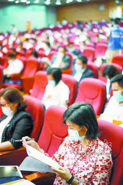 亮康健码、丈量体温、双手消毒、佩带口罩……因疫制宜的集会会议新风