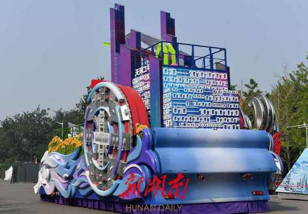 湖南彩车通过天安门城楼!揭秘彩车背后的故事