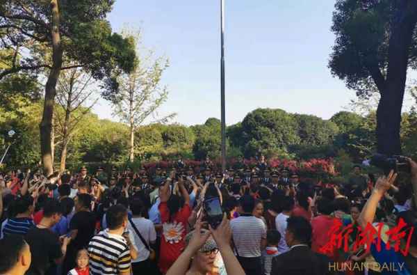 湖南省委进行庆祝新中国创立70周年升旗典礼 祝福伟大故国越发繁荣兴盛