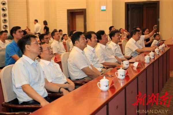 杜家毫许达哲李微微乌兰等省带了解合收看庆祝中华人民共和国创立70周年大会、阅兵式和群众游行实况直播