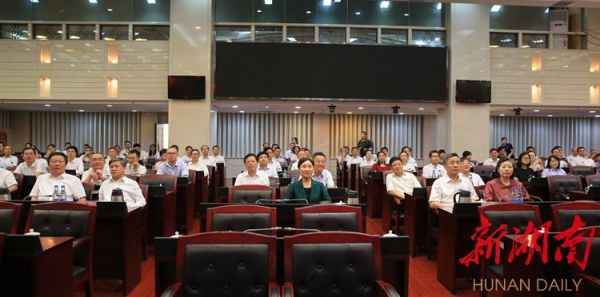 杜家毫许达哲李微微乌兰等省带了解合收看庆祝中华人民共和国创立70周年大会、阅兵式和群众游行实况直播