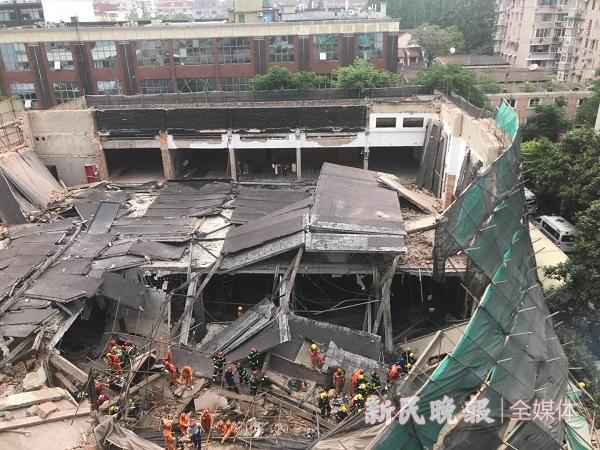 上海昭化路一改革修建坍塌疑有人被困 救助正在举办中