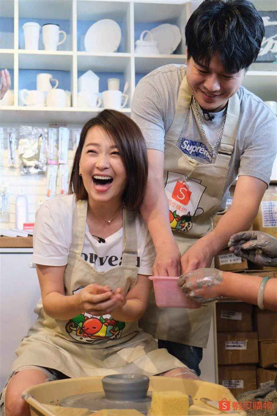 李易（右）、六月挑战手做陶器，提前庆祝9年「陶器婚」。（虾皮提供）