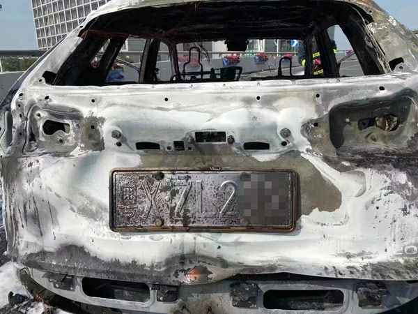 雷克萨斯行驶途中自燃烧毁 警方通报为车辆故障自燃