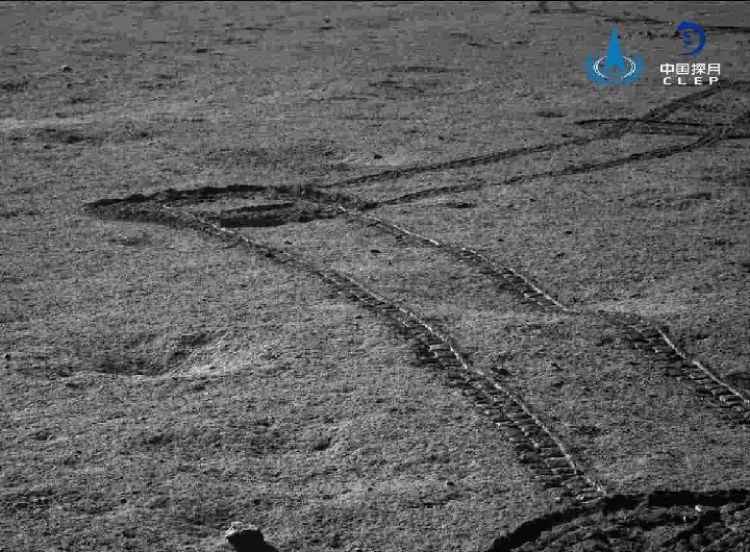 嫦娥四号首批科学成就颁发 玉兔二号展现月球深部物质