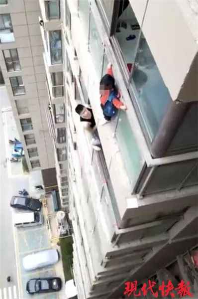 男孩挂14楼外墙大哭！紧张时刻，“蜘蛛侠”来了