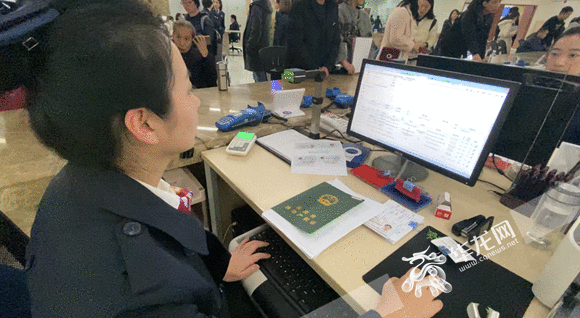 视频|重庆市深化不动产挂号改良 二手房过户就地办结、现场领证