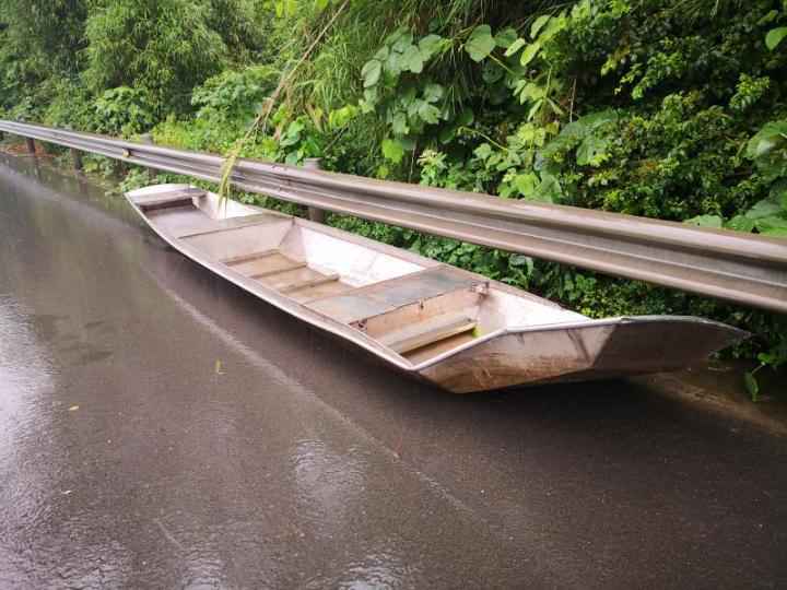 惊险！高速路上“飞”来一条船
