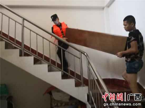 崇左领土警方奋力抢险救灾 掩护人民生命工业安详