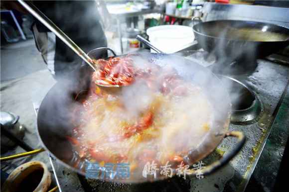 熟悉的“烟火气”返来了 济南深夜食堂,走起!