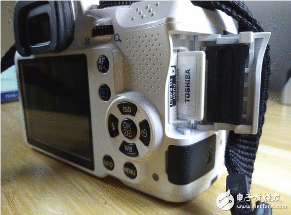 第四代WiFi存储卡全新上市 给老相机插上无线的翅膀 东芝存储FlashAir SD卡