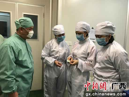 韦飞燕(右二)在查抄药品分装外包环境。 抗疫“最美家庭”柳州市4个家庭获全国、自治区表扬