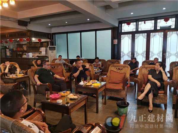  百V首批优秀经销商互换分享会 | 打开新场面，拥抱新厘革