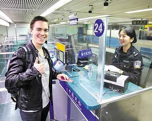 年进出境游客数约8200多万人次 从“打蛇饼”到“秒通关”