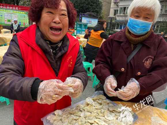 新春走下层|吃百家宴、写对联、剪窗花……这个社区已经开始过年了