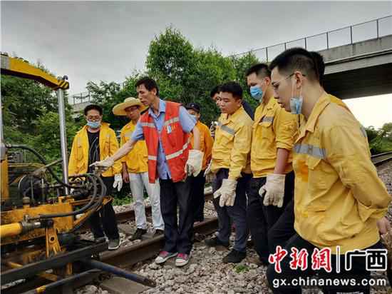 玉林工务段整治钢轨病害严防高温胀轨跑道