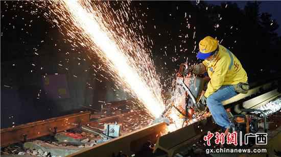 玉林工务段整治钢轨病害严防高温胀轨跑道