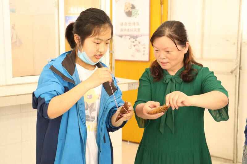 爱心妈妈与留守儿童一起“粽情”端午节