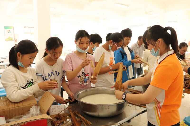 爱心妈妈与留守儿童一起“粽情”端午节