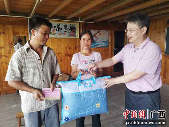 南溪山医院开展“七一”走访慰问贫困户勾当