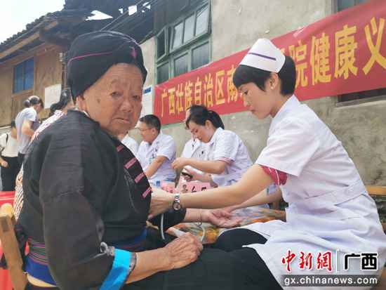 南溪山医院开展“七一”走访慰问贫困户勾当