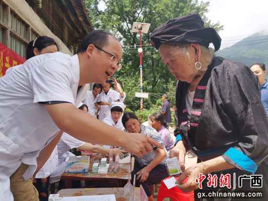 南溪山医院开展“七一”走访慰问贫困户勾当