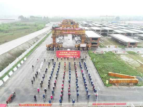 3月7日贵南高铁都安段复工复产仪式在中铁北京工程局贵南高铁都安制梁场举行。 贵南高铁建设工地掀起劳动竞赛热潮