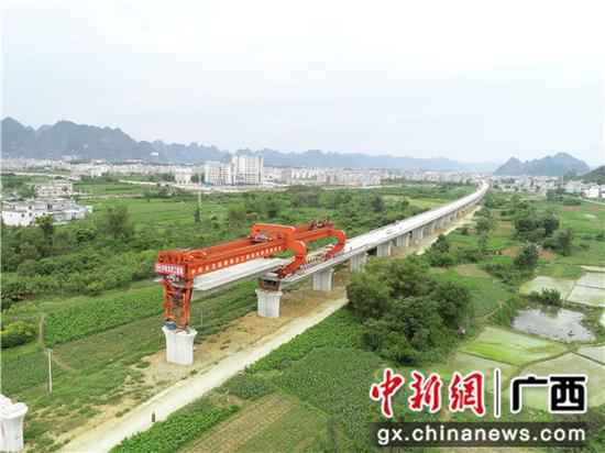 中铁北京局贵南高铁八仙双线特大桥简支箱梁架梁施工 贵南高铁建设工地掀起劳动竞赛热潮
