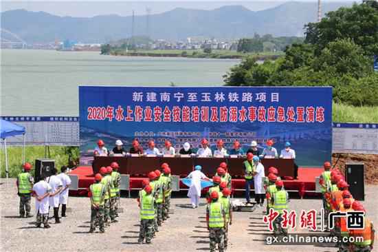 南玉铁路水上功课安详技术培训和防溺水变乱应急处理演练进行