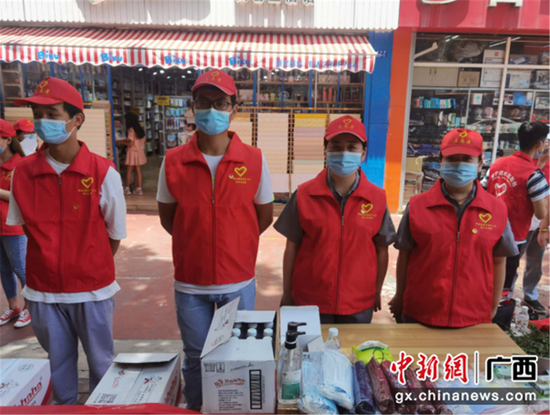 青年志愿者为南宁市宽大考生提供志愿处事