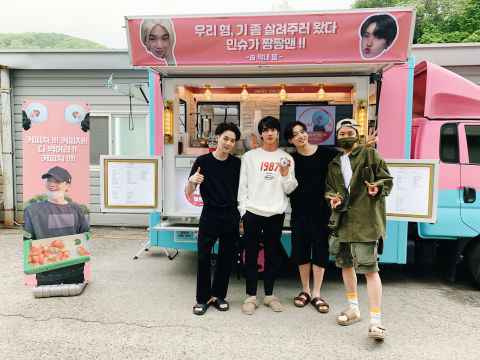 BTS防弹少年团J-Hope给SUGA的MV拍摄送咖啡车：我们的哥哥，来给你打气了