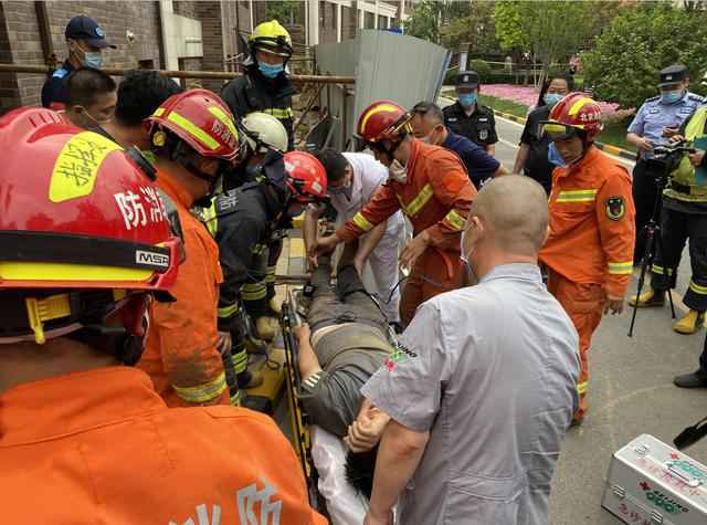 顺义一工地突发坍塌，一名工人被困3米多深沟-中国网地产