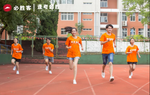 安徽必胜客联袂“绿丝带”爱心车队为考生护航