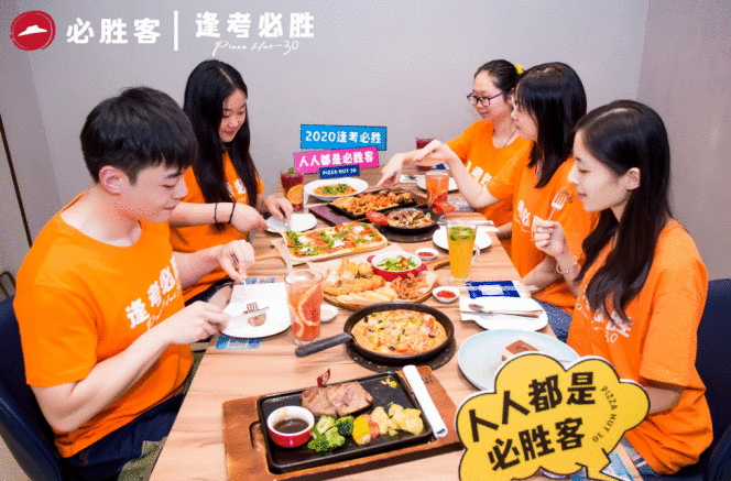 安徽必胜客联袂“绿丝带”爱心车队为考生护航