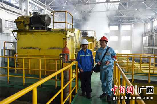 吴盈昌辅佐企业查抄设备运行用电安详。曾远 摄 吴盈昌:始终惦念着老家这片热土