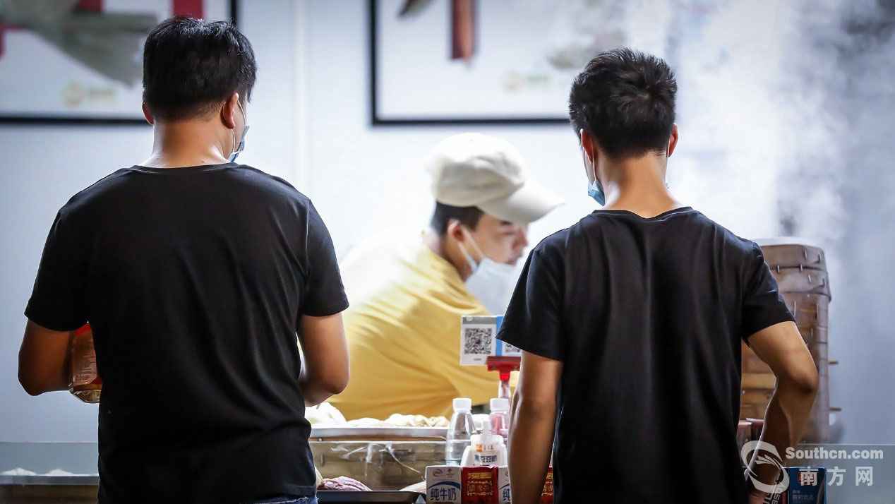 戴着口罩的广州夜糊口：参差百态，乃幸福本源