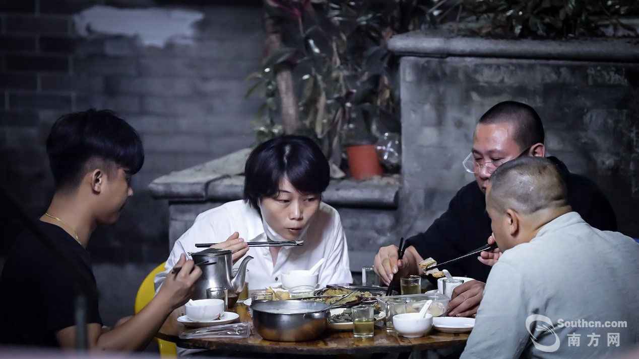 戴着口罩的广州夜糊口：参差百态，乃幸福本源